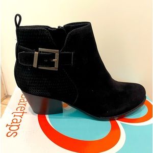 NIB NEVER WORN. BARETRAPS WOMENS RUDY BLACK BUCKLE ANKLE BOOTS SHOES 7.5 MEDIUM